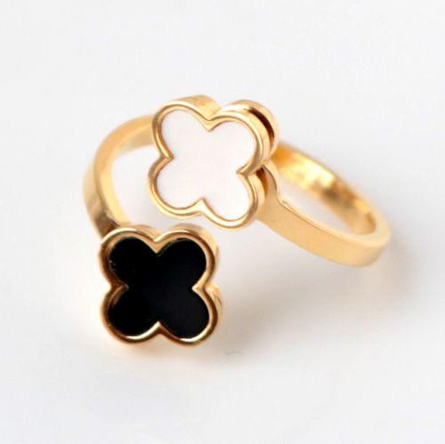 White and Black flowers Ring